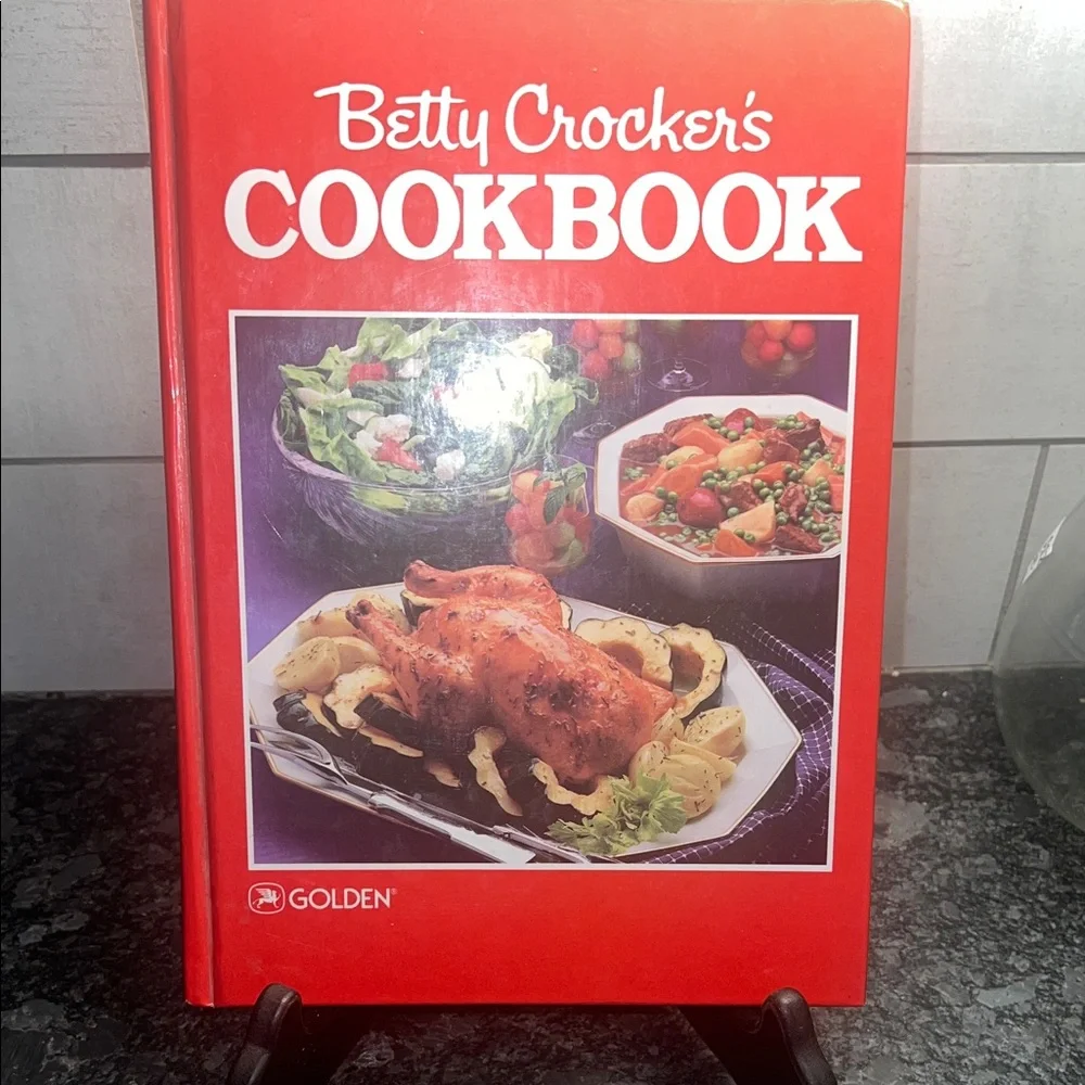 Betty Crocker's Cookbook 1987 printing. Lots of Retro recipe’s. 1400 recipes